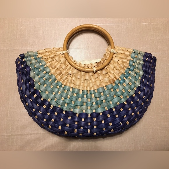 A straw bag - Picture 2 of 5